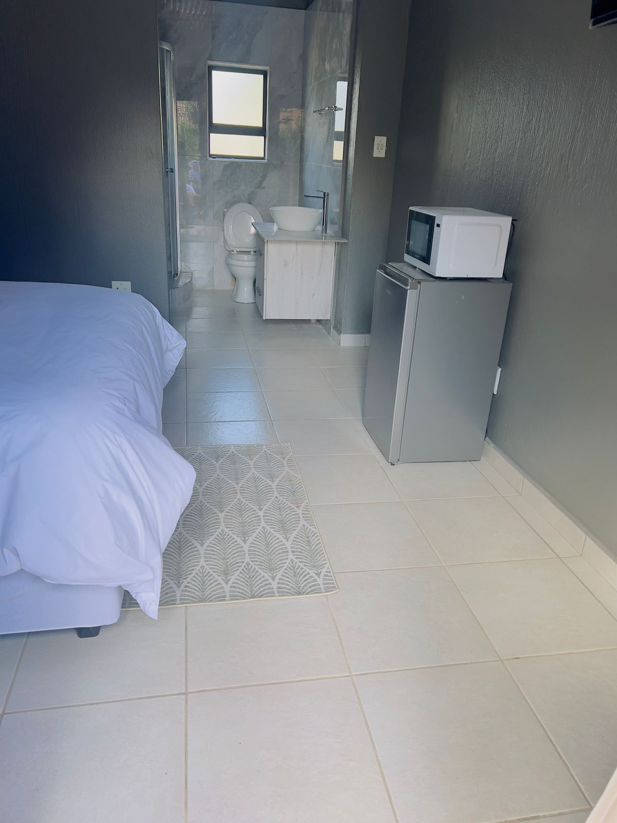Spacious room with full en-suite and kitchenette