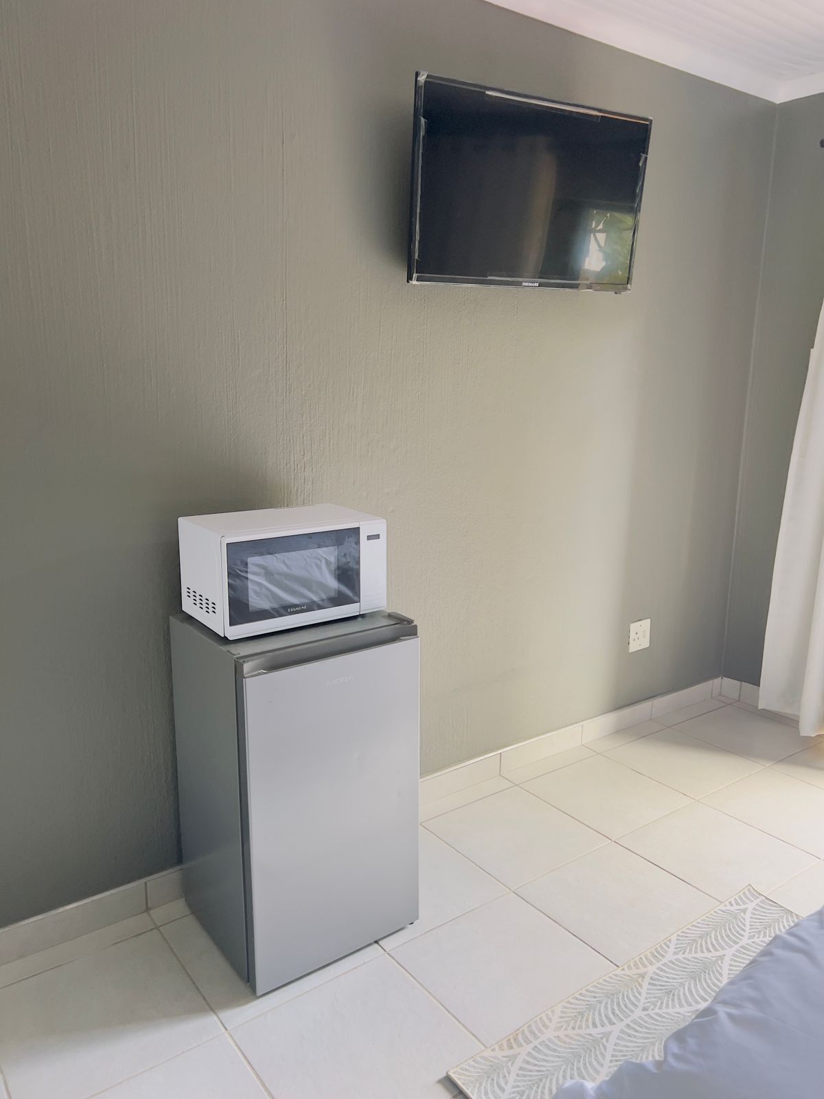 In-room flat-screen TV, microwave and bar fridge
